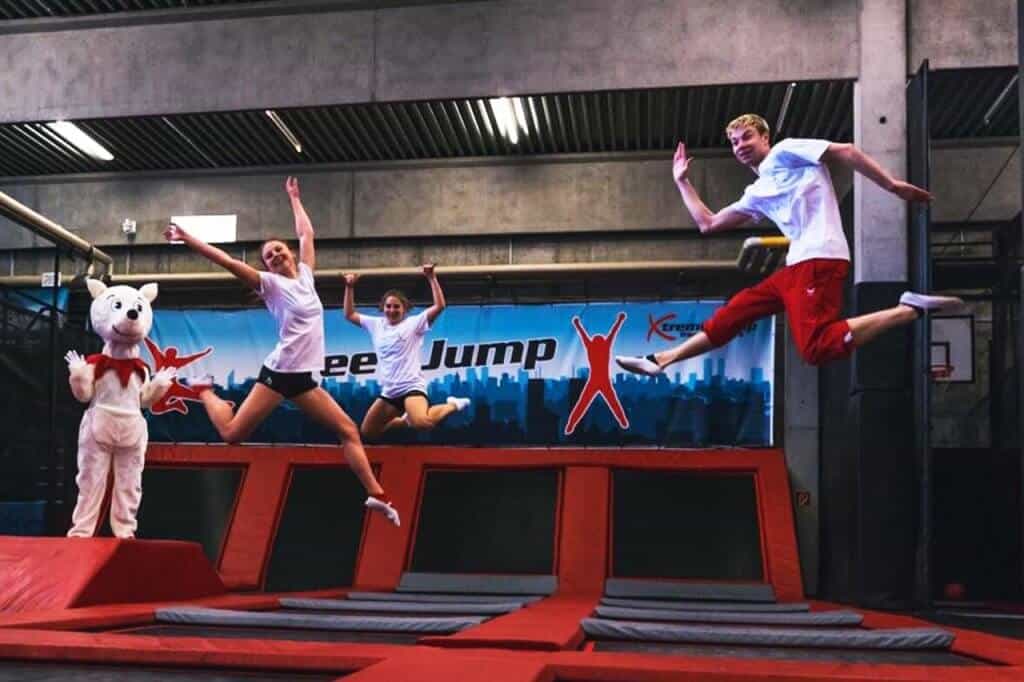 Trampolin.Pro Trainer traineieren aus Spaß in einer Trampolinhalle